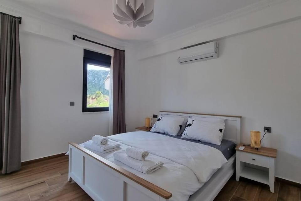 Bed, Bedroom, towels, air conditioner