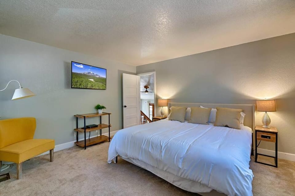 Bed, TV and multimedia, Photo of the whole room, Bedroom