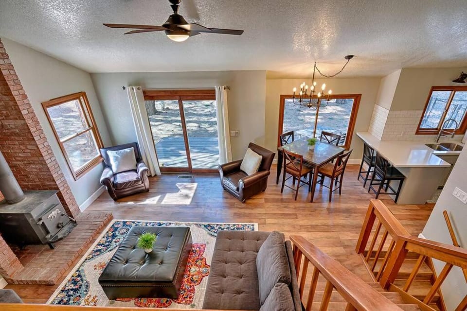 Living room, Seating area, Dining area, fireplace