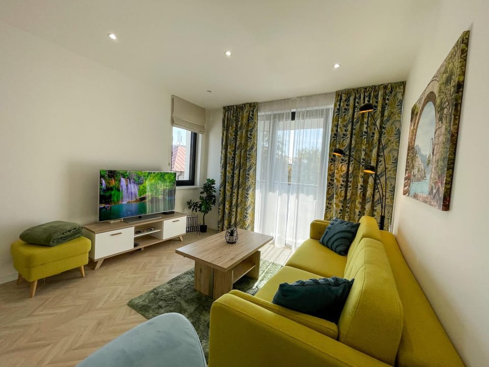 Communal lounge/ TV room, TV and multimedia, Living room, Seating area, Evening entertainment