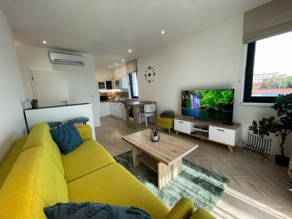 TV and multimedia, Kitchen or kitchenette, Living room, Seating area, Dining area, minibar, oven, air conditioner