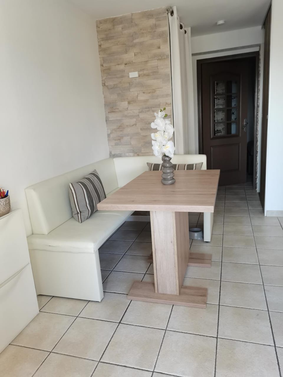 Living room, Seating area, Dining area, air conditioner