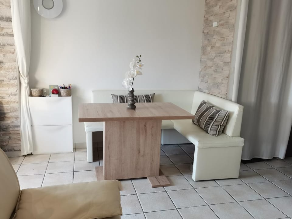 Living room, Seating area, Dining area, air conditioner