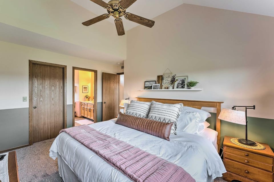 Bed, Photo of the whole room, Bedroom, fireplace