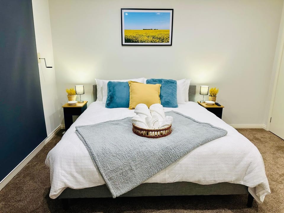 Bed, Bedroom, towels