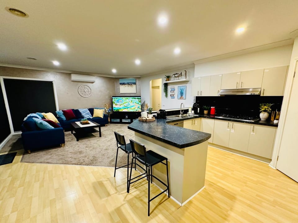 TV and multimedia, Coffee/tea facilities, Living room, Seating area, Dining area, oven, stove, kitchen