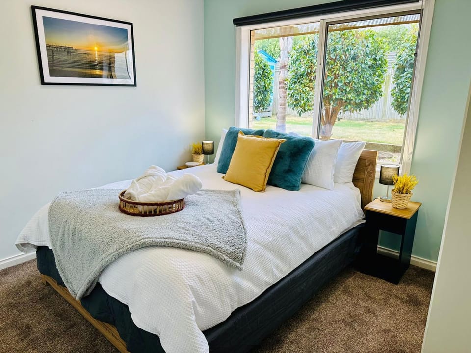 Bed, Bedroom, Garden view, towels