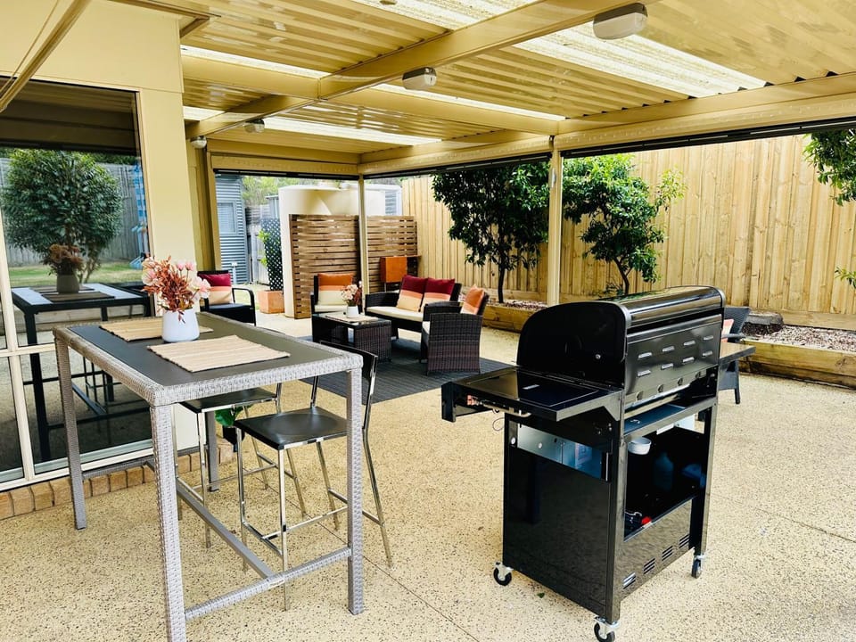 Patio, BBQ facilities, BBQ facilities, Seating area, Dining area