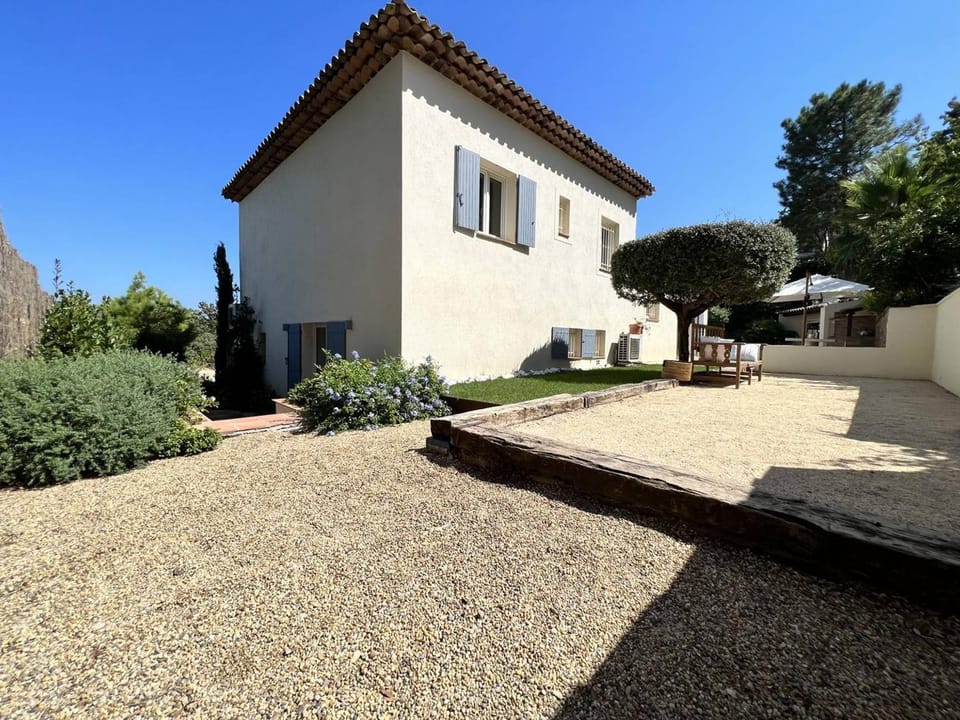 Villa de Luxe 4 Chambres avec Piscine Chauffée et Aménagements Haut de Gamme, La Croix-Valmer - FR-1-726-32 Villa in Gassin