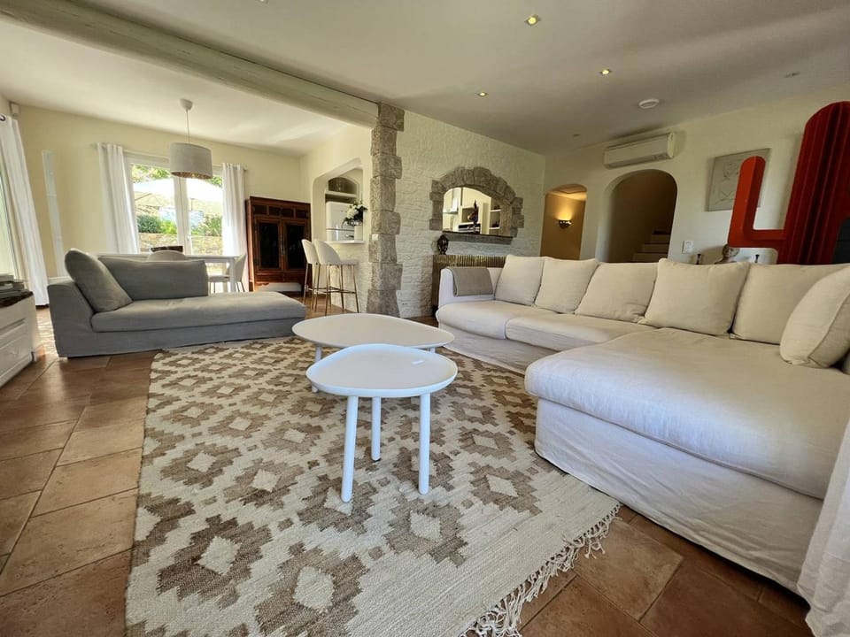 Villa de Luxe 4 Chambres avec Piscine Chauffée et Aménagements Haut de Gamme, La Croix-Valmer - FR-1-726-32 Villa in Gassin