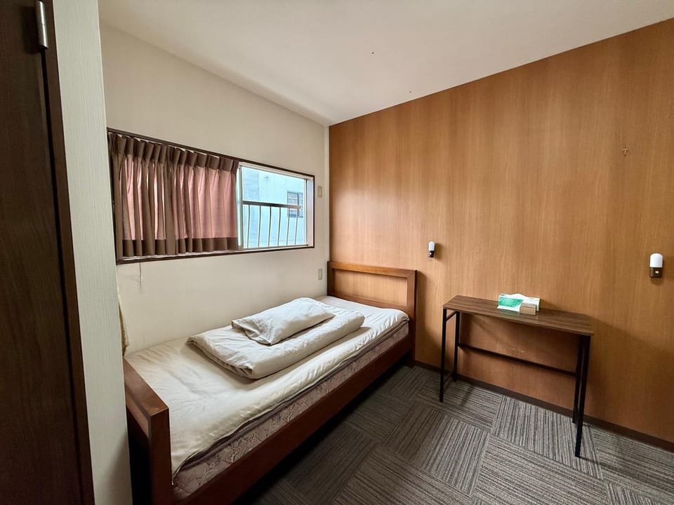 ホステル今鶴 二人部屋 302号室 Bed and Breakfast in Osaka