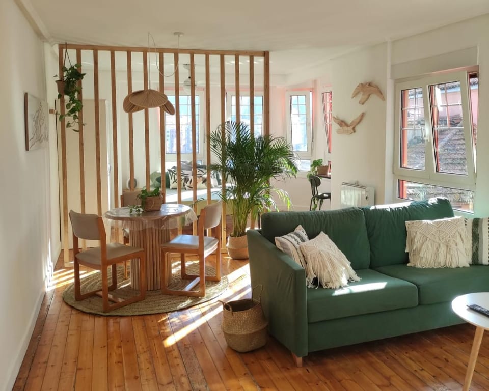 Seating area, Dining area