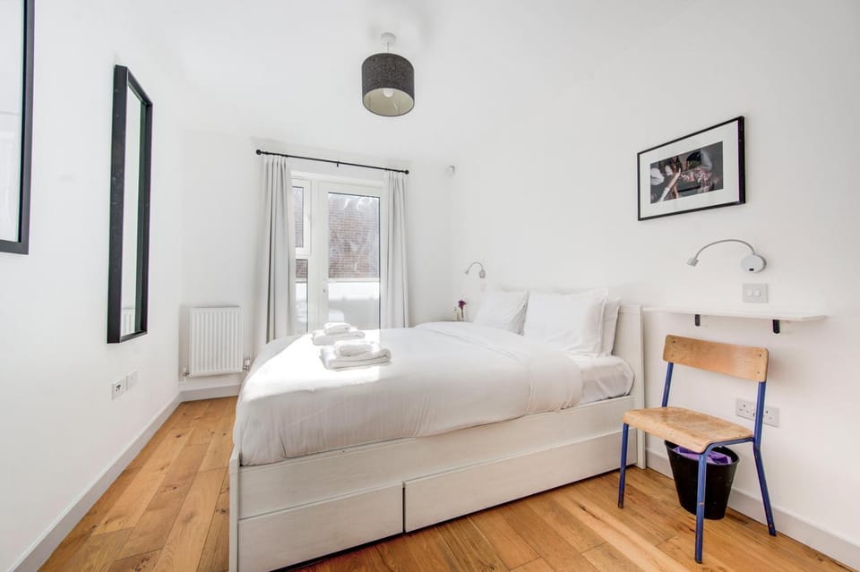 Bed, Photo of the whole room, Seating area, Bedroom