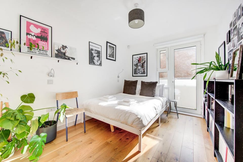 Bed, Photo of the whole room, Seating area, Bedroom