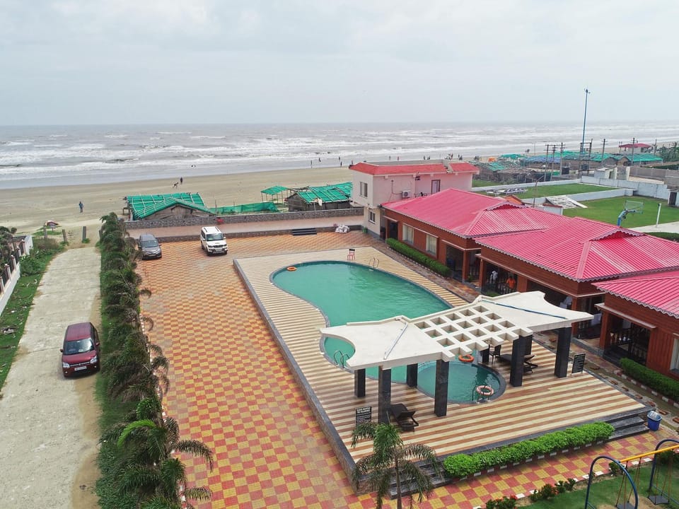 Property building, Day, Natural landscape, Bird's eye view, Beach, Pool view, Sea view, Swimming pool, Location, Parking, sunbed