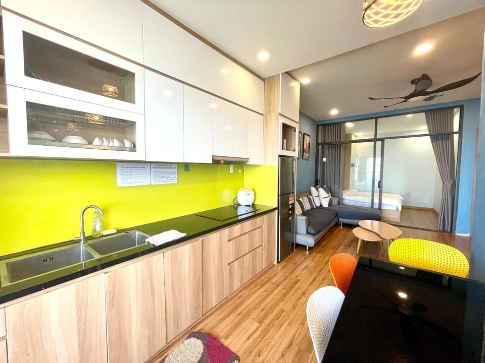 Kitchen or kitchenette, Living room, Seating area, Dining area, fireplace, minibar, pet friendly, stove
