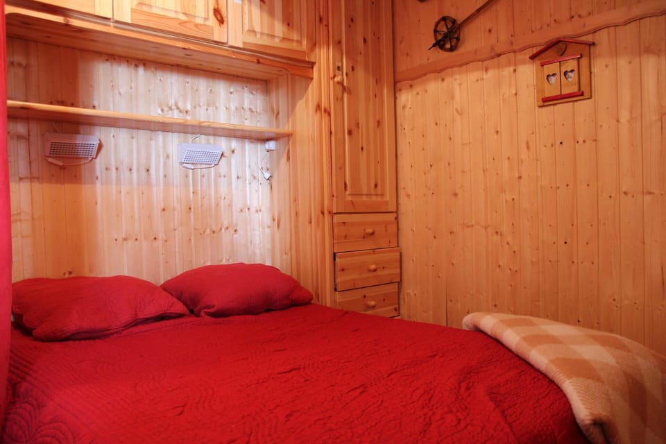 Résidence Roc De Peclet 2 - VAL THORENS location: Studio chaleureux avec une cabine dans un quartier calme MAE-9051 Cabin in Les Allues