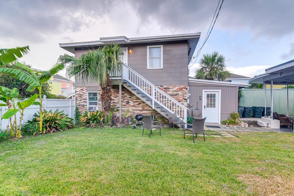 Walk to Beach! Family Coastal Retreat in Galveston Apartment in Galveston Island