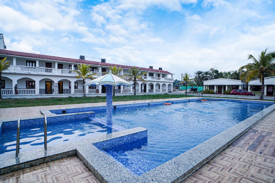 Property building, Day, Pool view, Swimming pool
