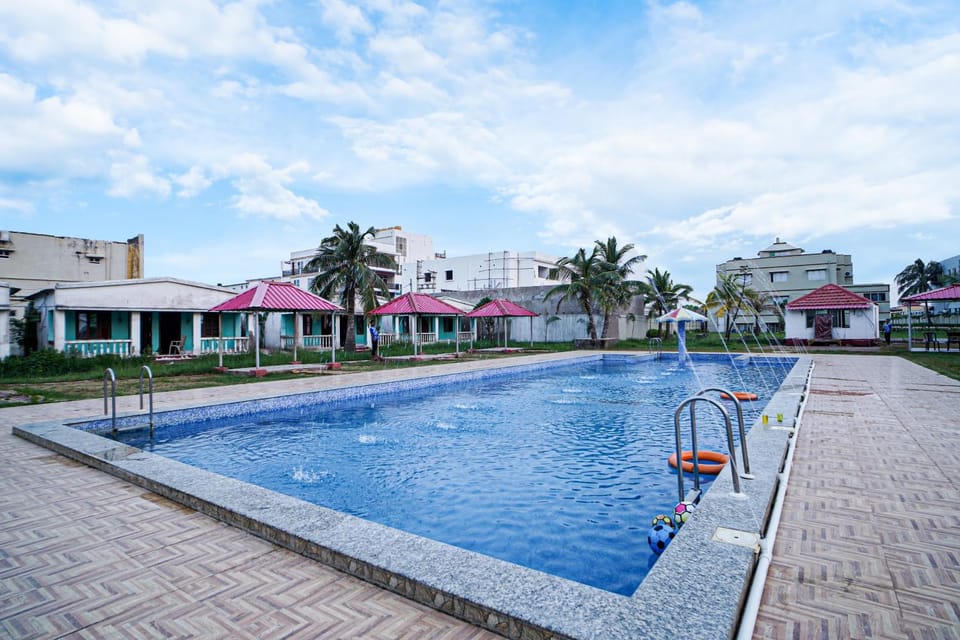 Property building, Day, Pool view, Swimming pool, sunbed