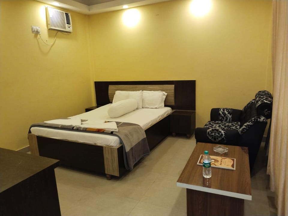 Bed, Living room, Photo of the whole room, Seating area, Bedroom, air conditioner