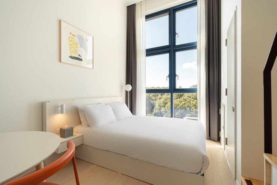 Bed, Living room