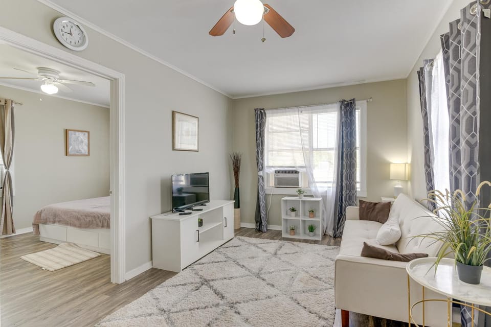 ~ 1 Mi to the Strand! Couples Retreat in Galveston Apartment in Galveston Island