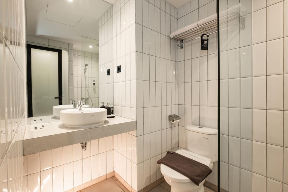 Shower, Toilet, Bathroom, towels
