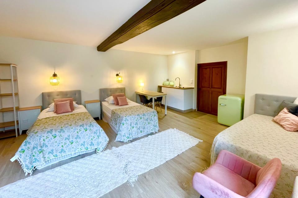 Photo of the whole room, Bedroom