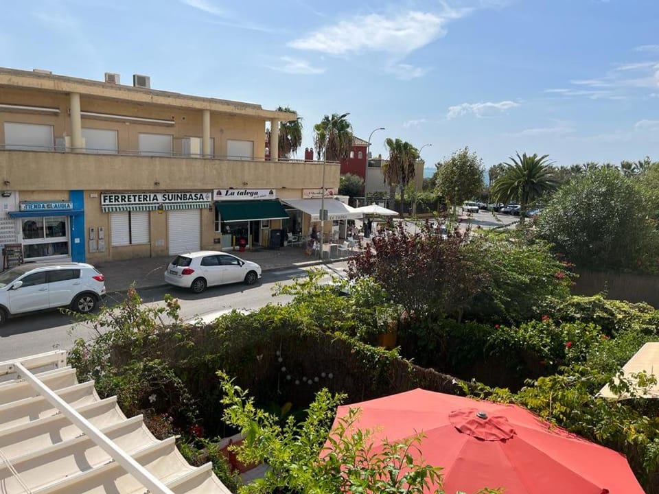 Neighbourhood, Street view, Location