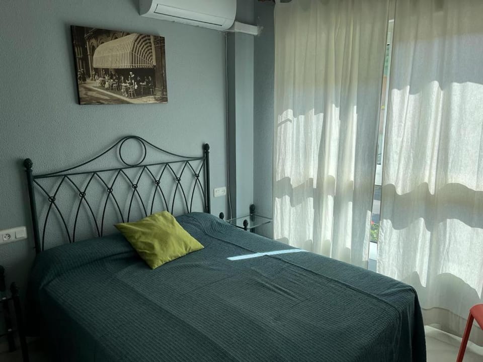 Photo of the whole room, air conditioner