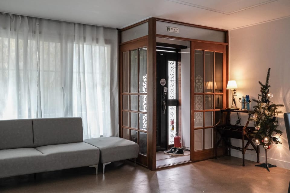 Living room, Seating area