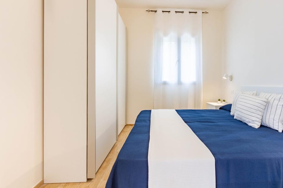 Photo of the whole room, Bedroom, wardrobe