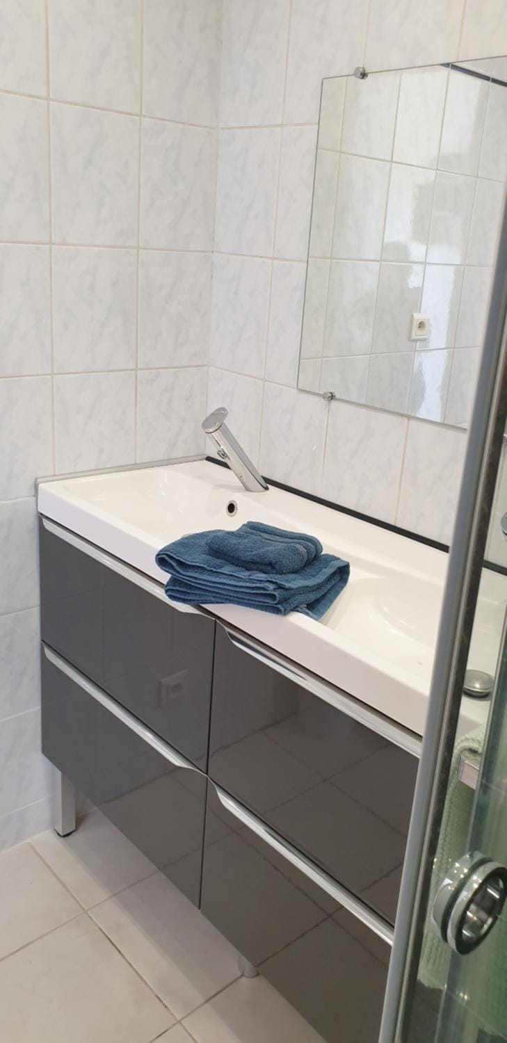 Shower, towels, towels