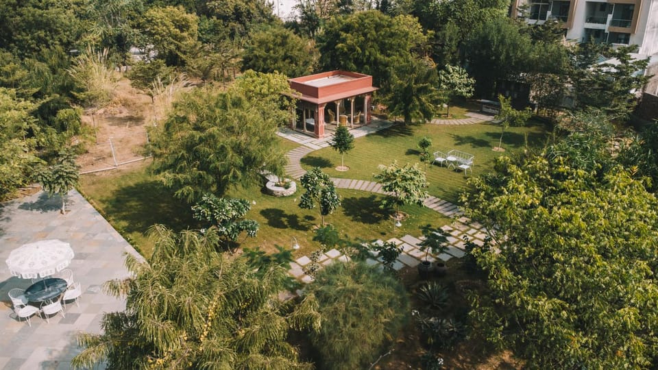 Property building, Restaurant/places to eat, Natural landscape, Bird's eye view, Garden