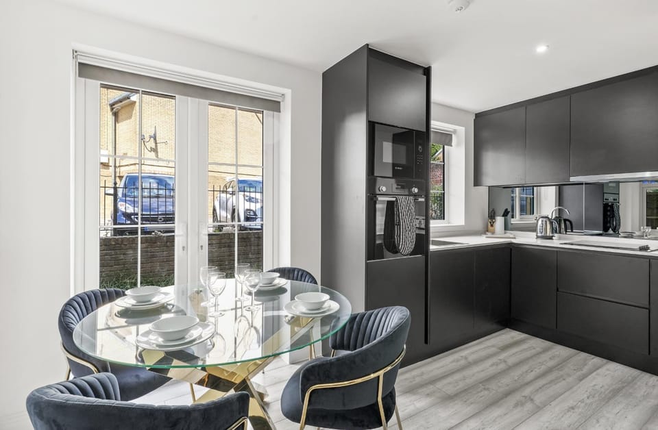 Property building, Dining area, kitchen