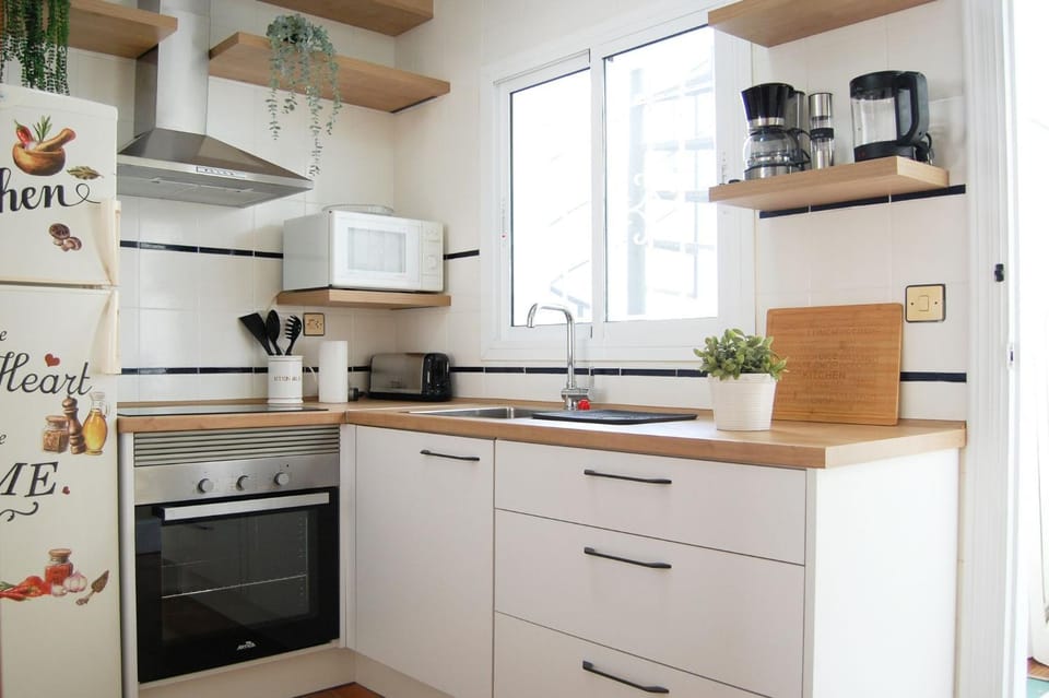 Coffee/tea facilities, microwave, oven, kitchen