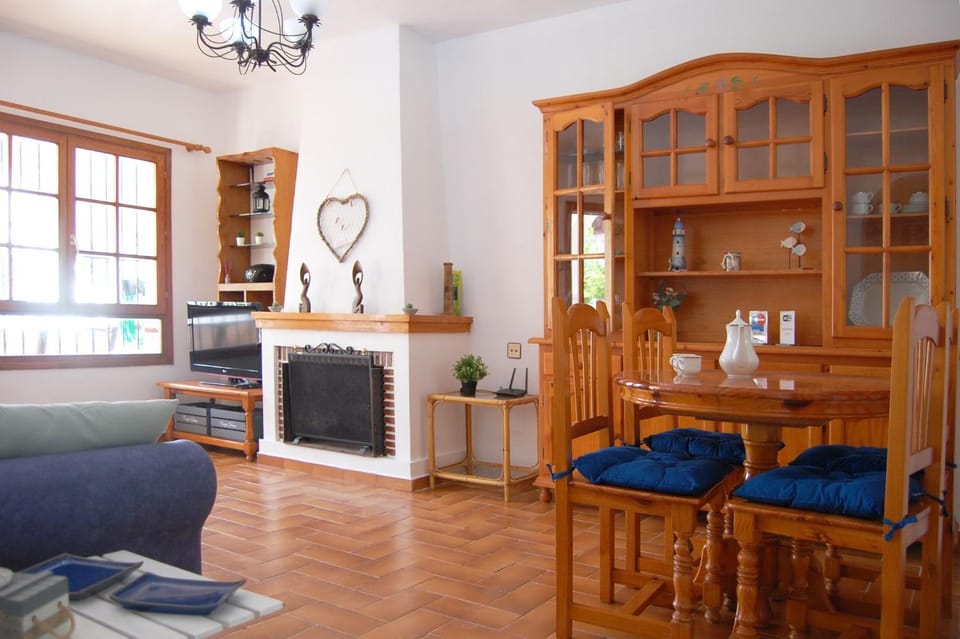 Restaurant/places to eat, Communal lounge/ TV room, Dining area, fireplace, internet