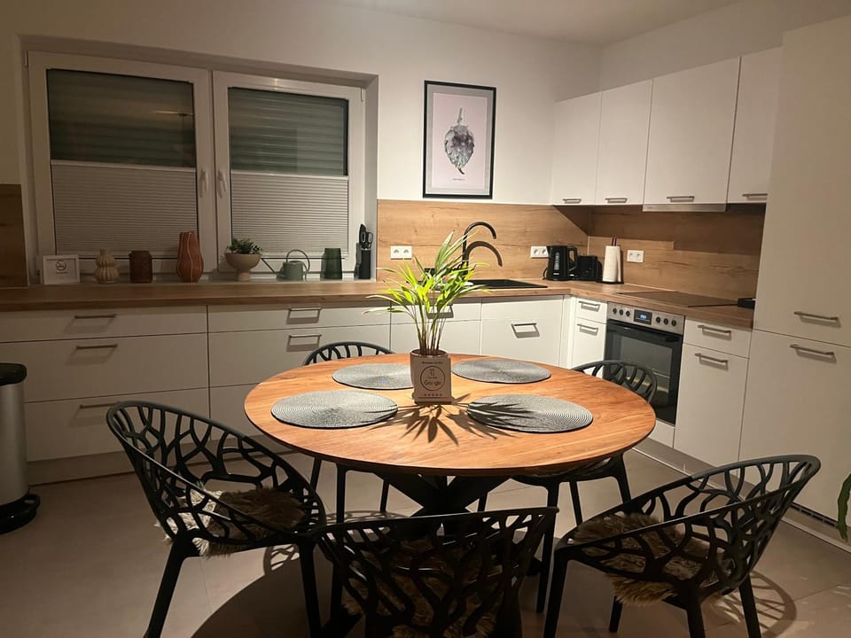 Coffee/tea facilities, Kitchen or kitchenette, Seating area, Dining area, oven, stove, toaster