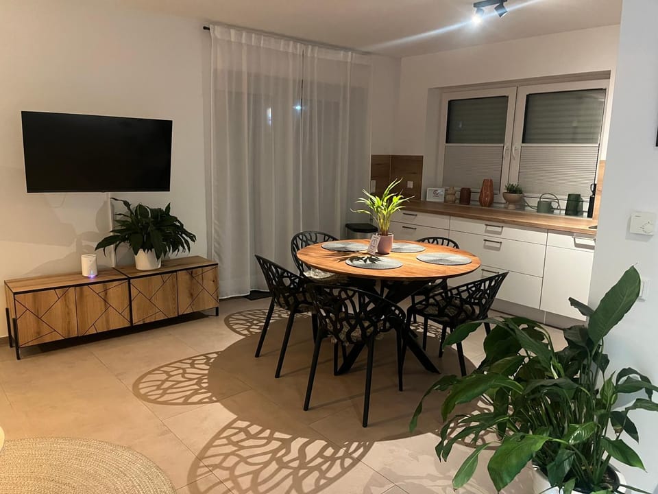 TV and multimedia, Kitchen or kitchenette, Living room, Dining area