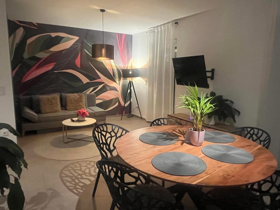 Communal lounge/ TV room, TV and multimedia, Living room, Seating area, Dining area, Evening entertainment