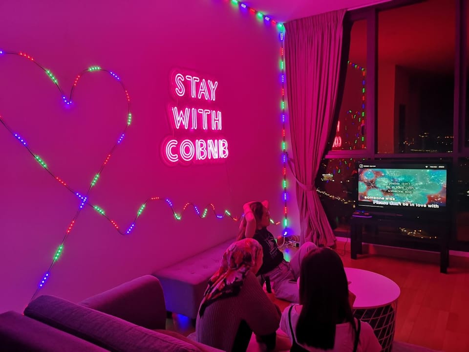 Communal lounge/ TV room, People, TV and multimedia, Living room, Seating area, Evening entertainment, Text overlay, group of guests