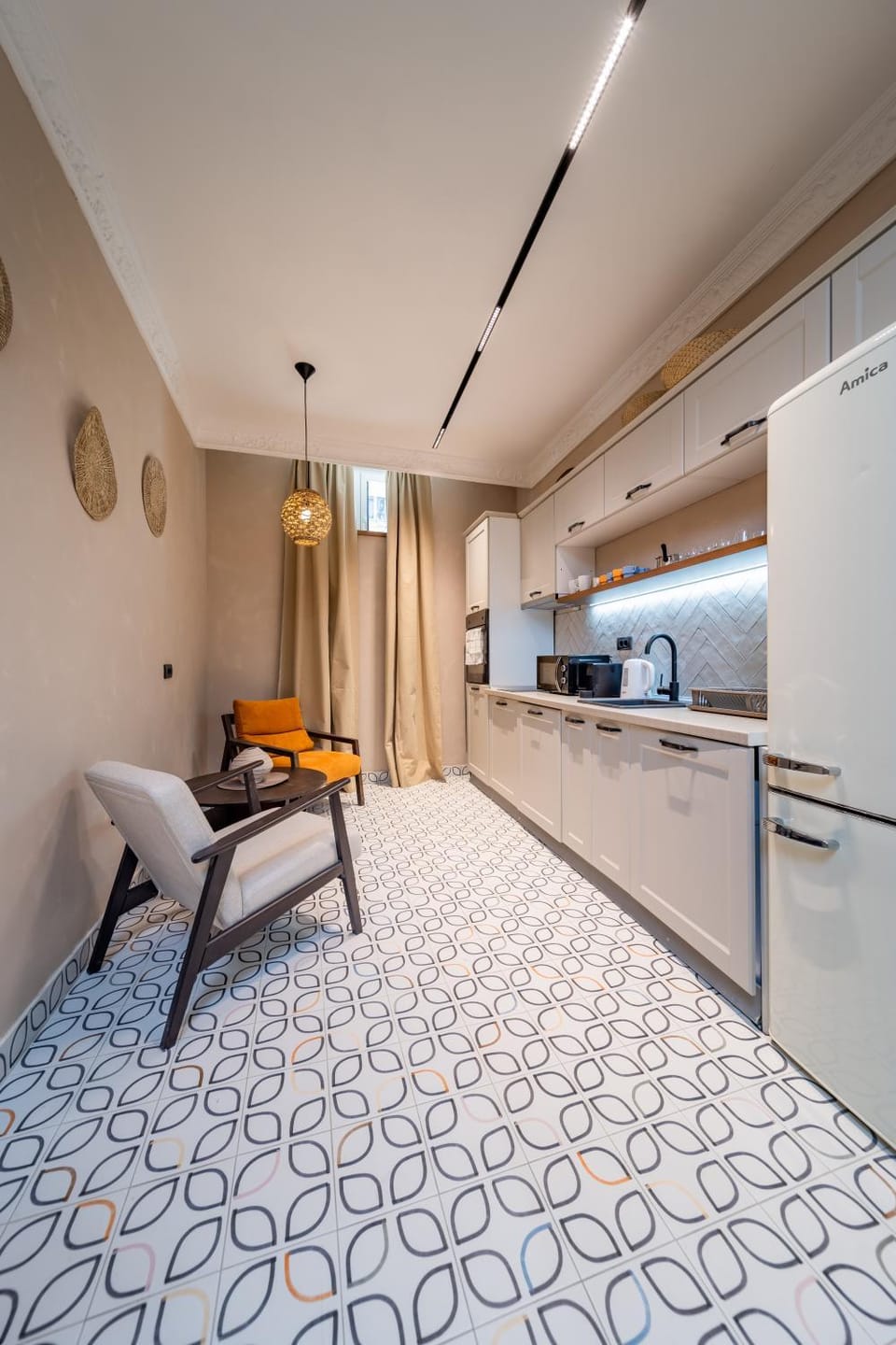 Kitchen or kitchenette, Seating area, oven