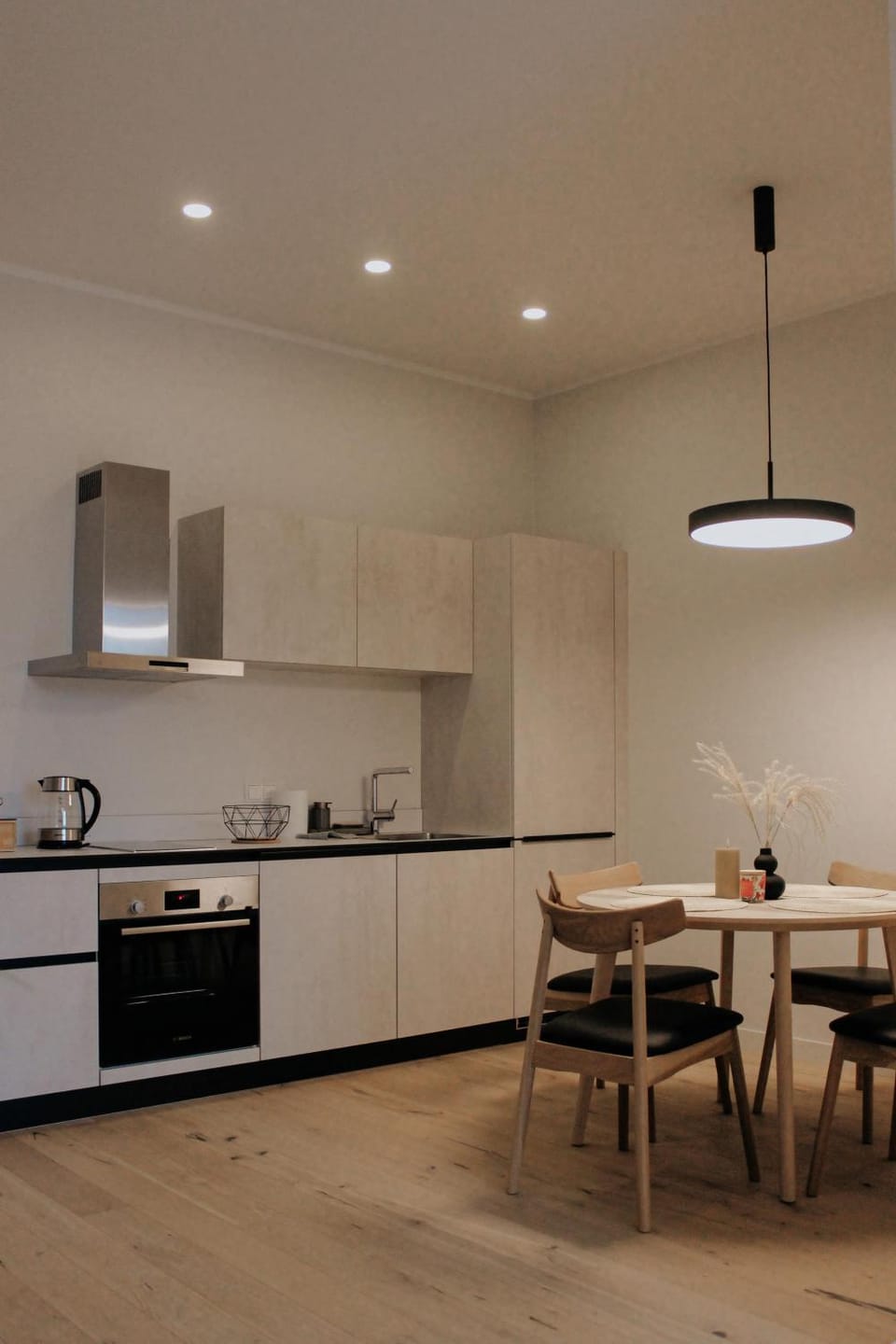 Coffee/tea facilities, Kitchen or kitchenette, Dining area, dishwasher, stove