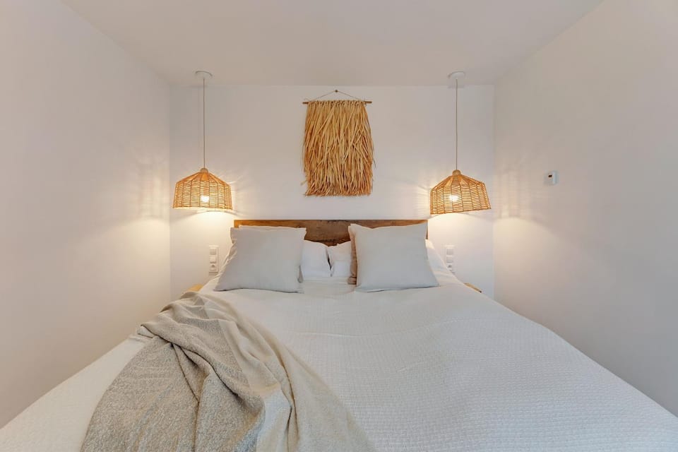 Bed, Photo of the whole room, Decorative detail, Bedroom, Area and facilities