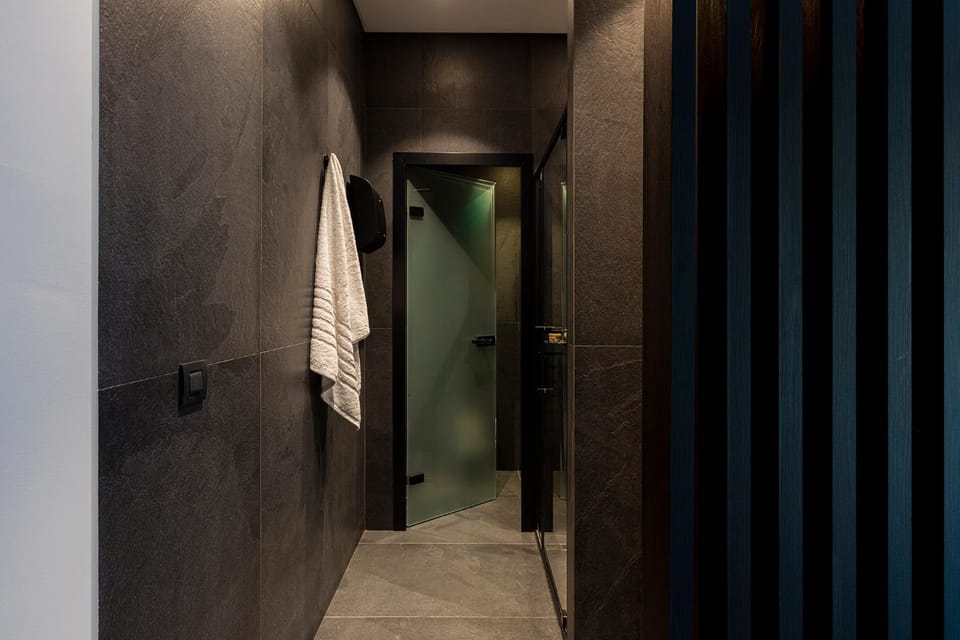 Shower, towels