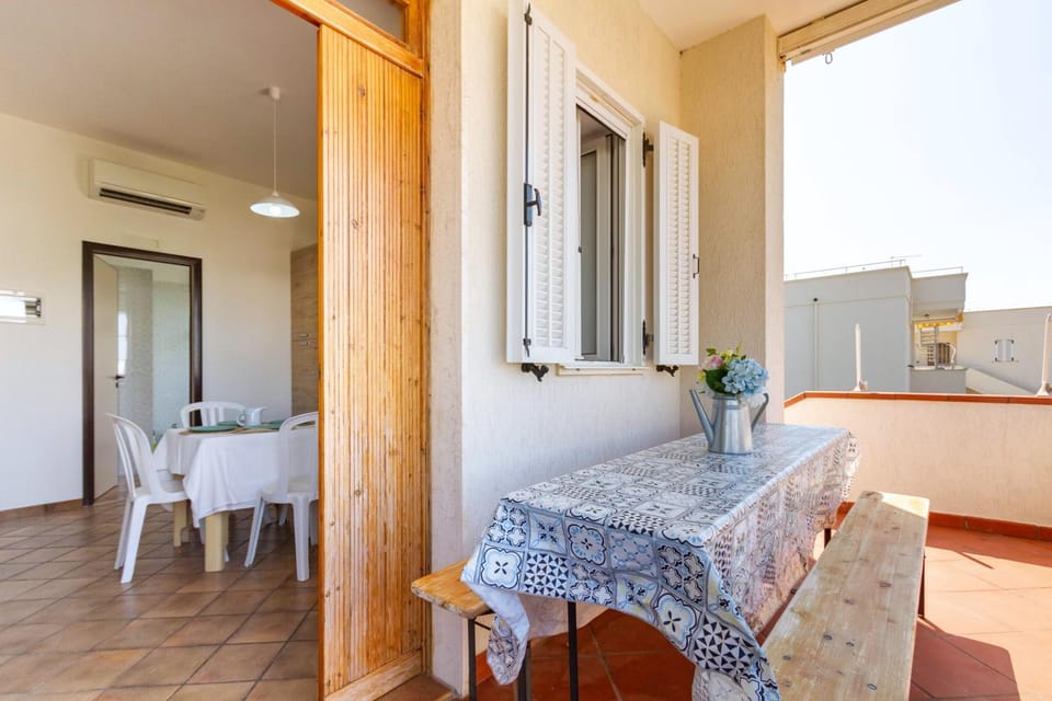 Patio, Day, Balcony/Terrace, Living room, Dining area