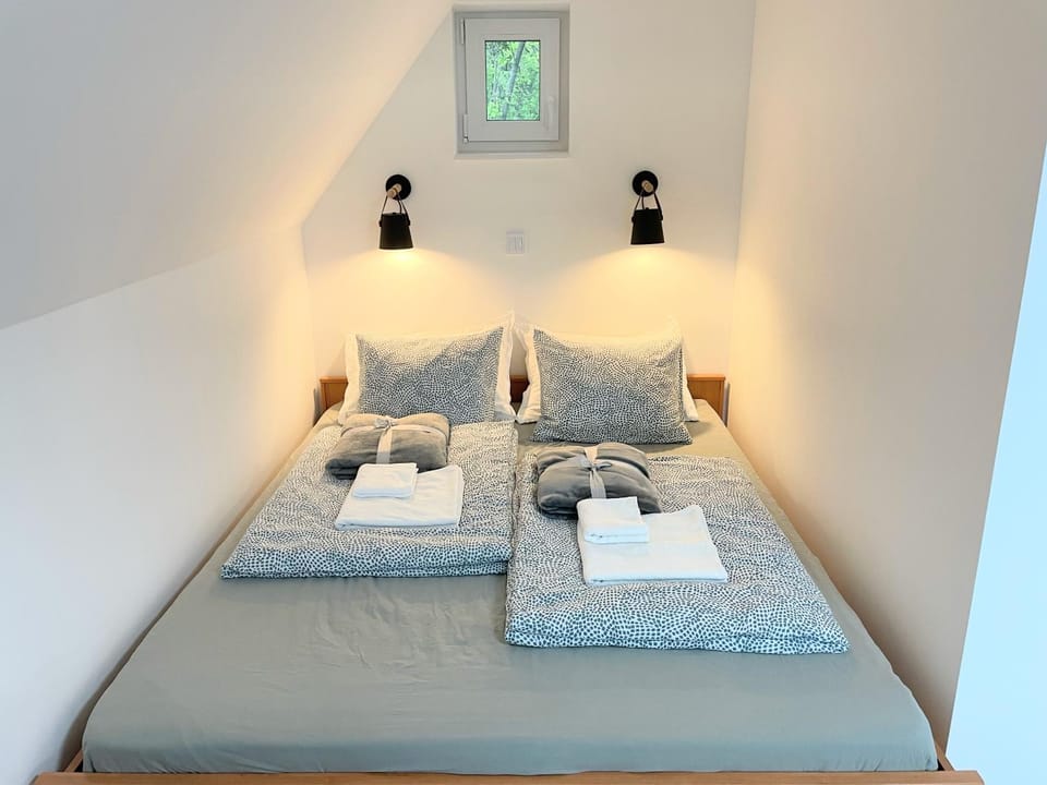Bed, Bedroom, towels
