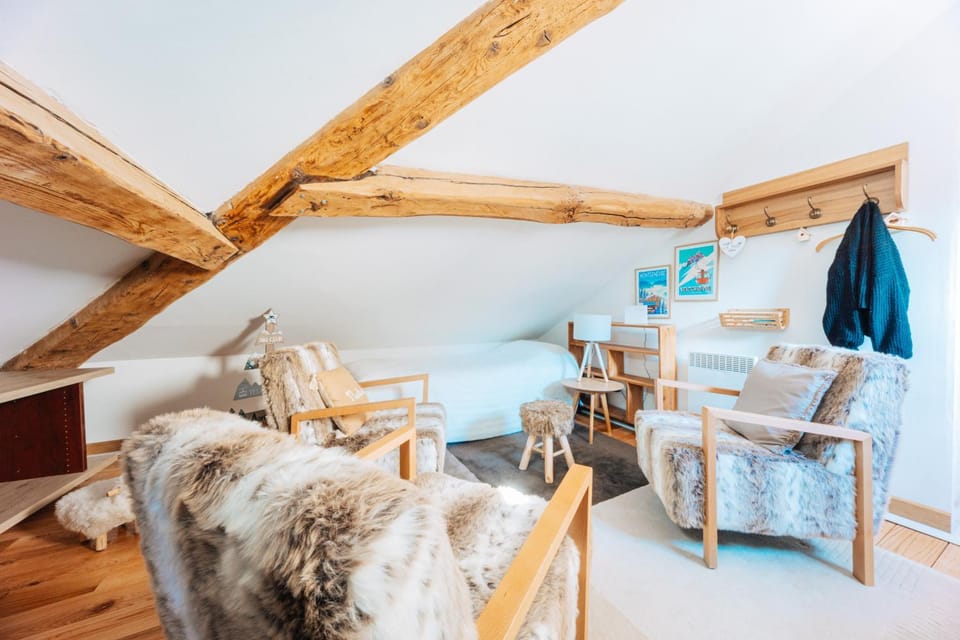 Bed, Living room, Dining area, flat iron