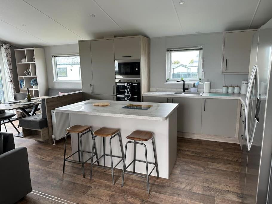 Kitchen or kitchenette, Seating area